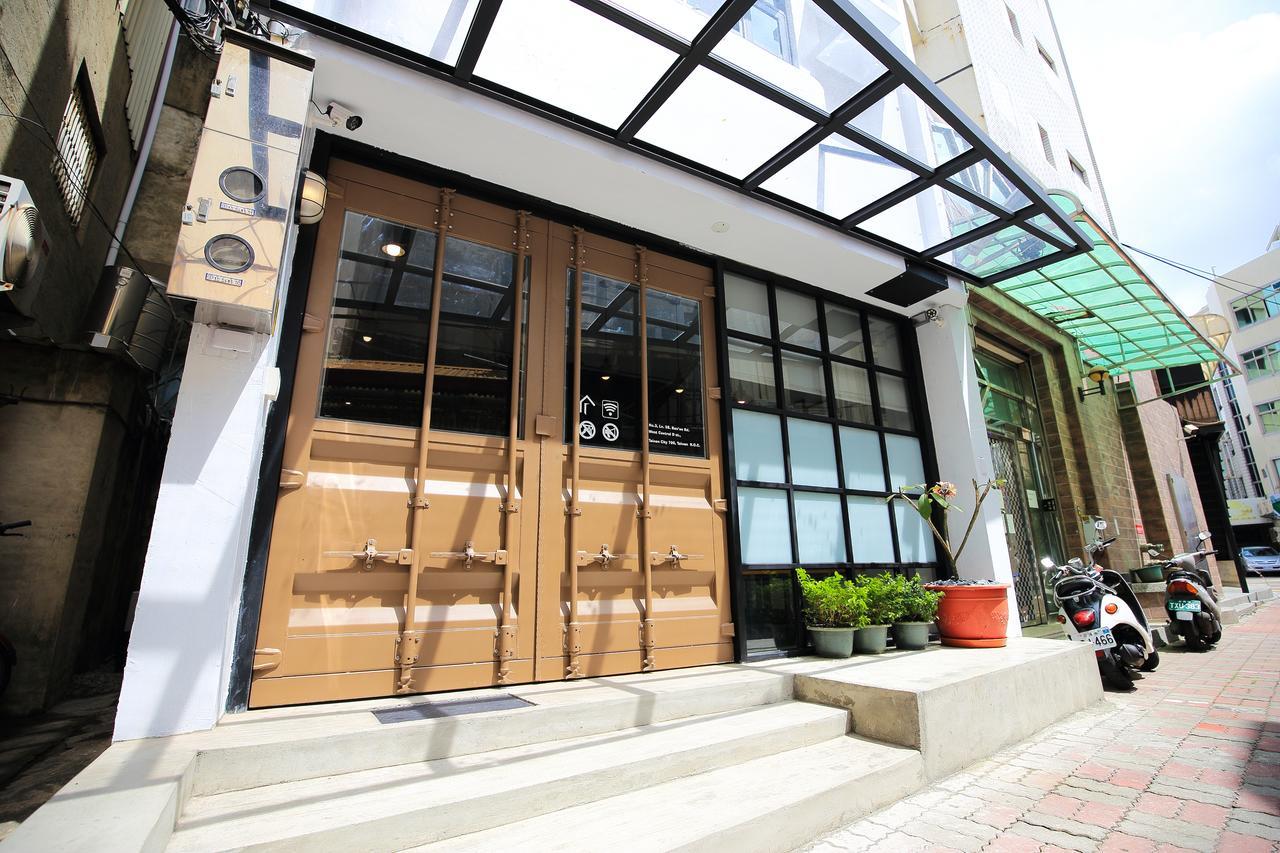Апартаменты It'S 一起 旅店 Тайнань Экстерьер фото